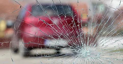 Auto glass expert replacing a windshield